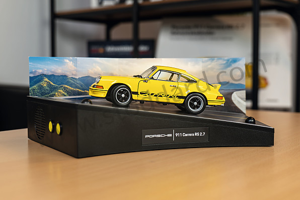99A001083265 - 911 CARRERA 2.7 RS YELLOW ADVENT CALENDAR 1/24 SCALE WITH ENGINE SOUND AND LEDS (ENGLISH & GERMAN) for Porsche 